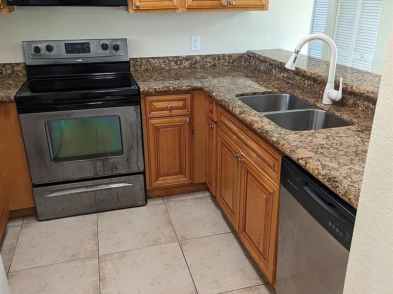 1522 Lake Crystal Dr #F — Photo 2