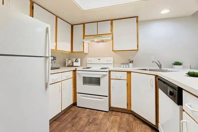 Brentwood Apartments — Photo 2