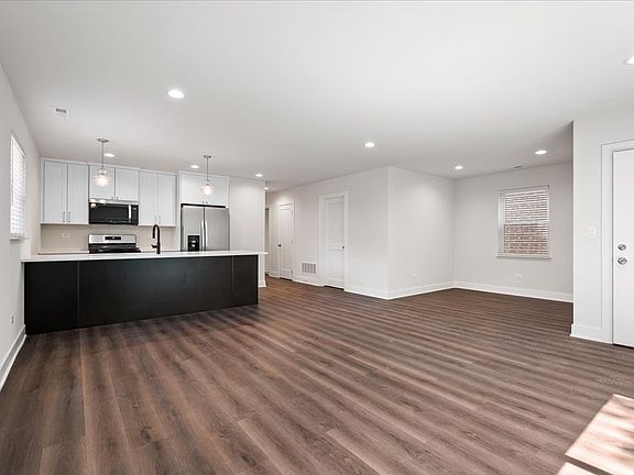 4th image of 2314 W Arthur Ave #2