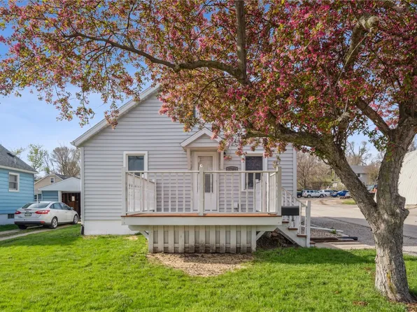 2709 Johnson Ave NW, Cedar Rapids, IA 52405