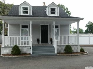 11 Railroad St, Greenlawn, NY 11740