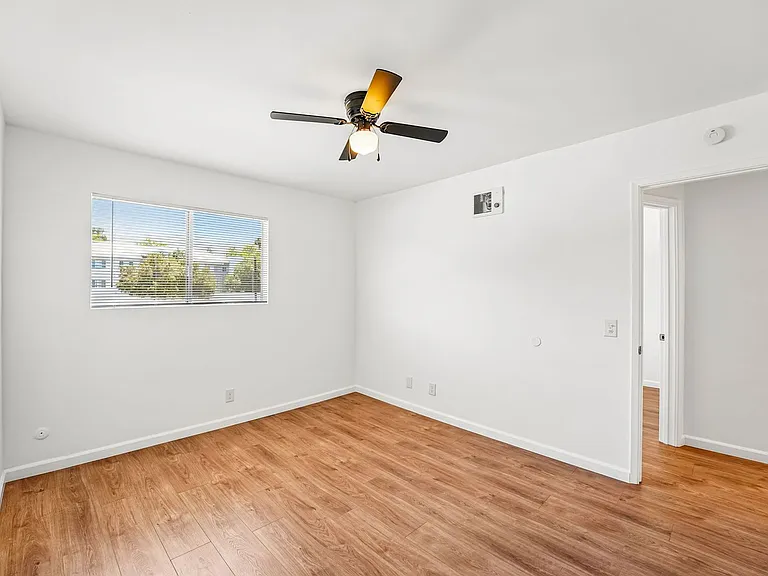 Parkhill Apts — Photo 10
