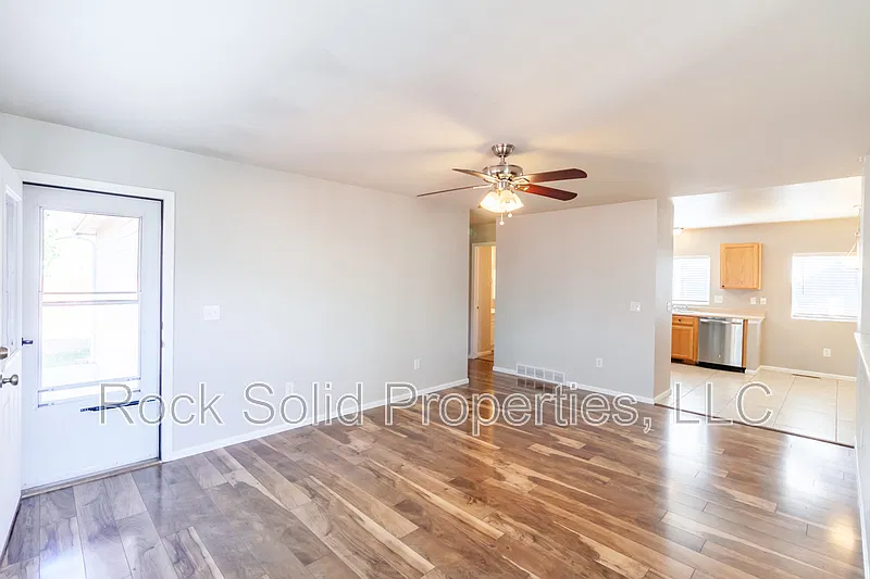 4 bed, 3.0 bath, 2216 sqft, $2,195 — Photo 3