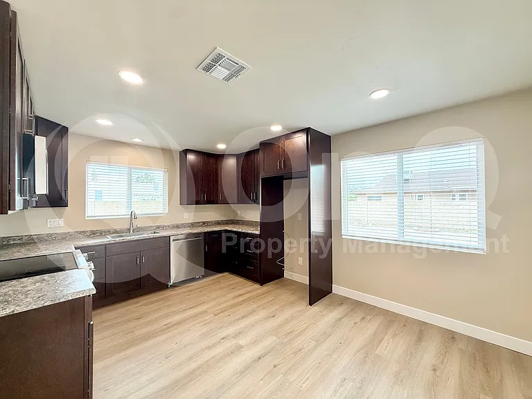 1266 W Mendoza Ave — Photo 8