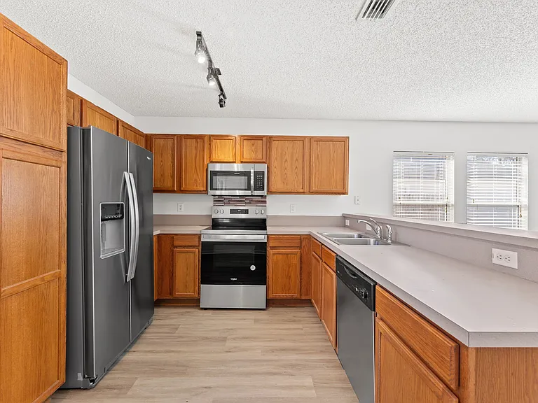 30 N Vermont Ave — Photo 3