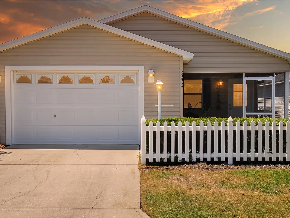 2372 Travis Pl