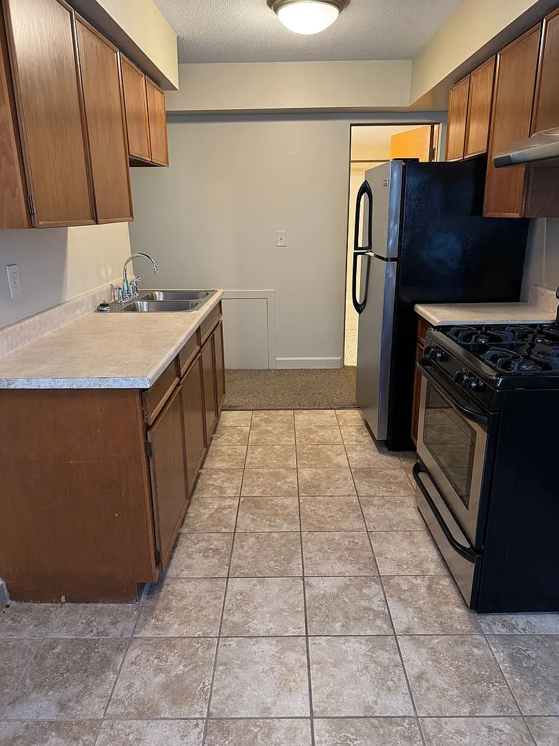 Colonial Apartments — Photo 4