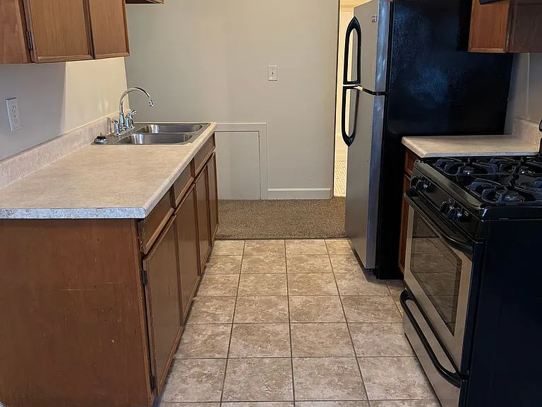 Colonial Apartments — Photo 4
