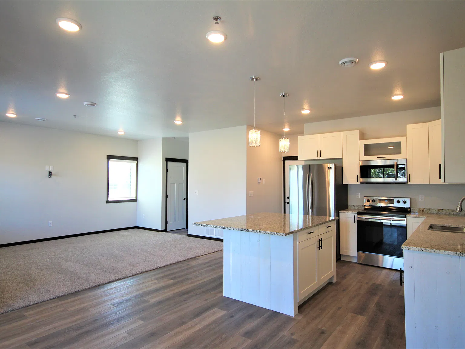 4 bed, 2.5 bath, 1952 sqft, $2,100 — Photo 3