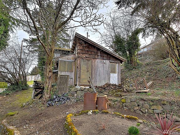 5th image of 6704 Soundview Dr NE