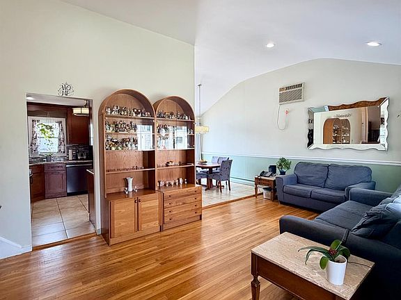 3rd image of 29 Capp St