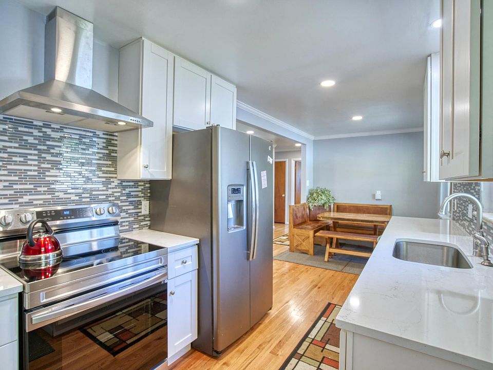 Newer kitchen w/soft close cabinetry and undermount sink!