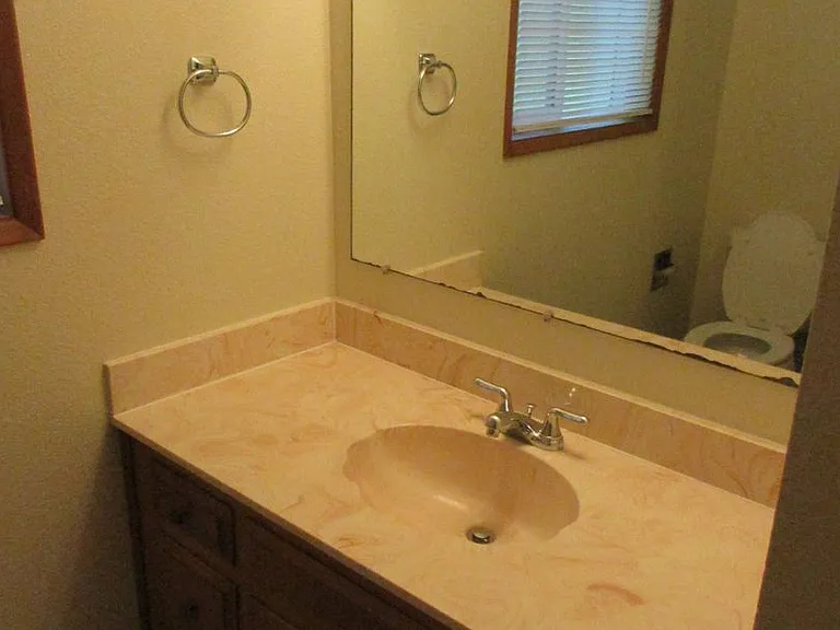Large 2 bedroom w/ New carpet! — Photo 15