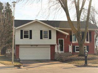 1508 Crestline Dr, Clinton, IA 52732