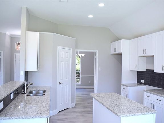 5th image of 11017 Stream Bend Dr