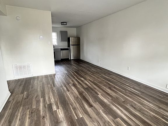 3rd image of 183 Campbell St #200