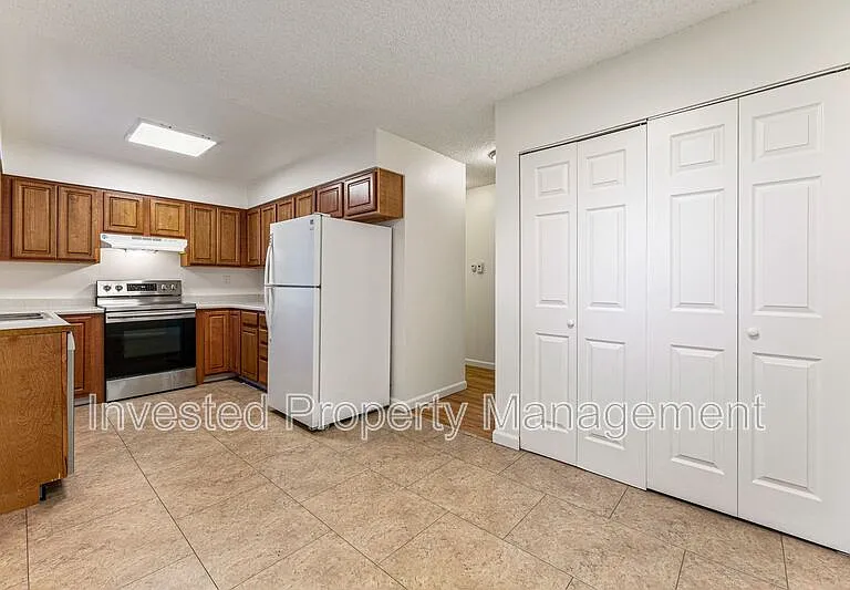 588 S Eaton St — Photo 5