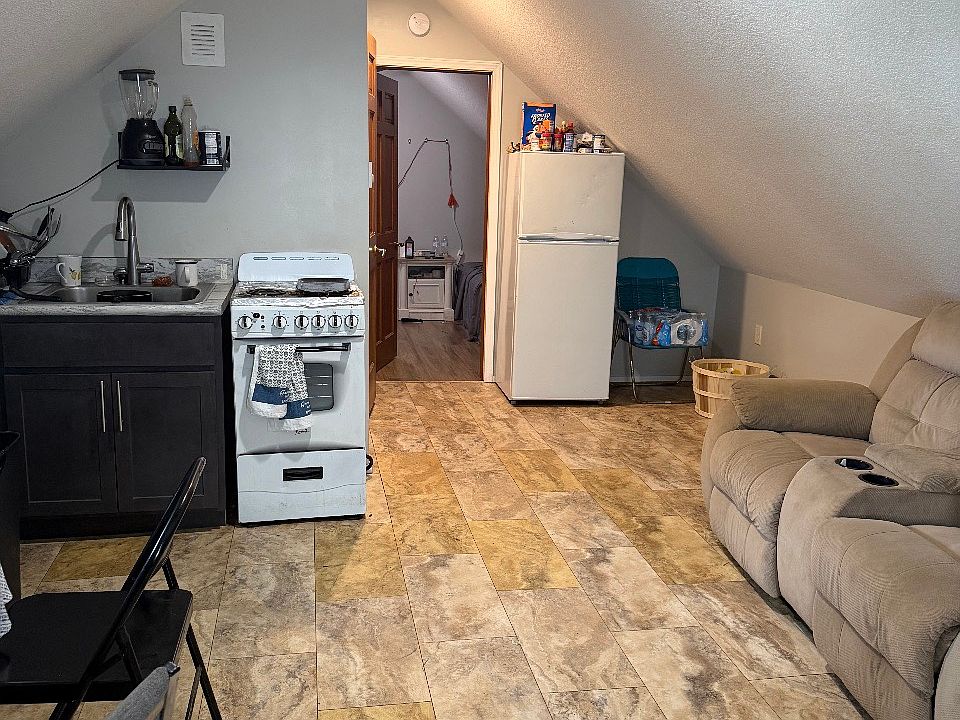 2nd image of 215 1/2 E Horton St