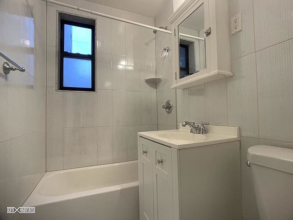4th image of 3121 29th St APT 3J