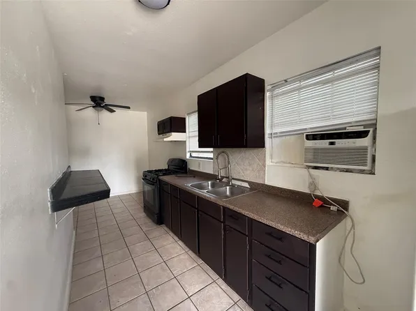 938 Zoe St APT 1, Houston, TX 77020
