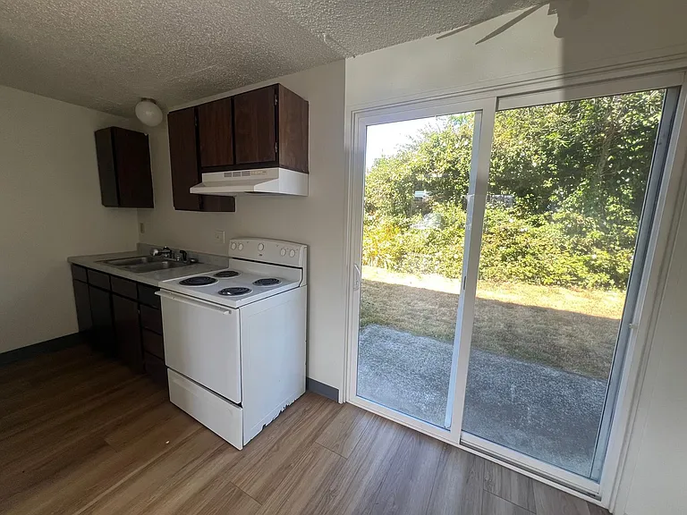 550 Schetter Ave — Photo 9
