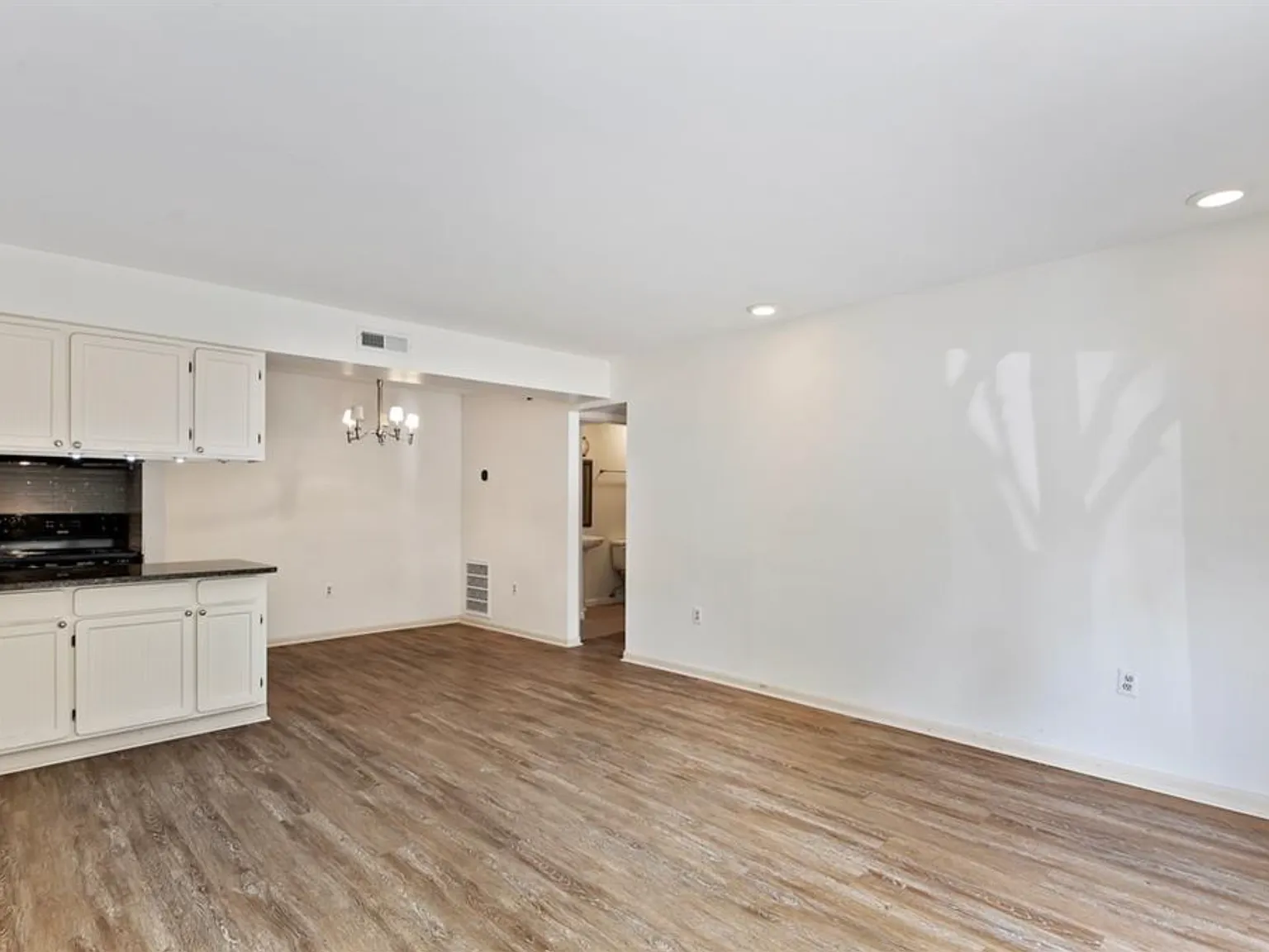 2 bed, 985 sqft, $2,750 — Photo 2