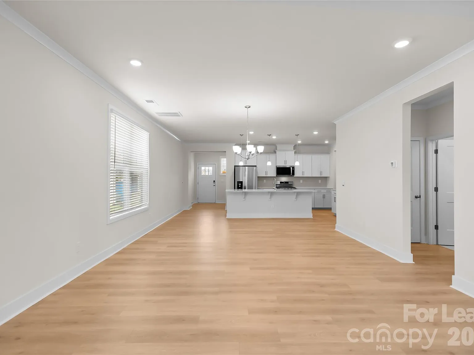4 bed, 3.0 bath, 2570 sqft, $2,400 — Photo 4