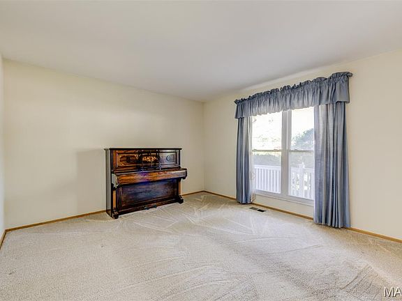 5th image of 14 Lee Ct