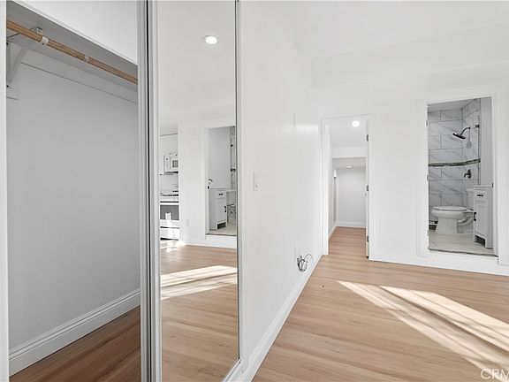 4th image of 8438 Gloria Ave