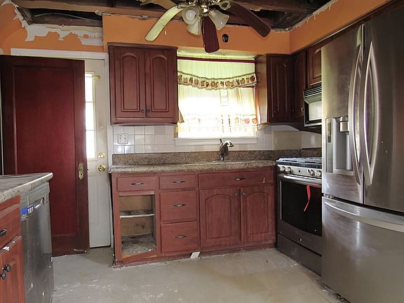 4th image of 832 Woodward St