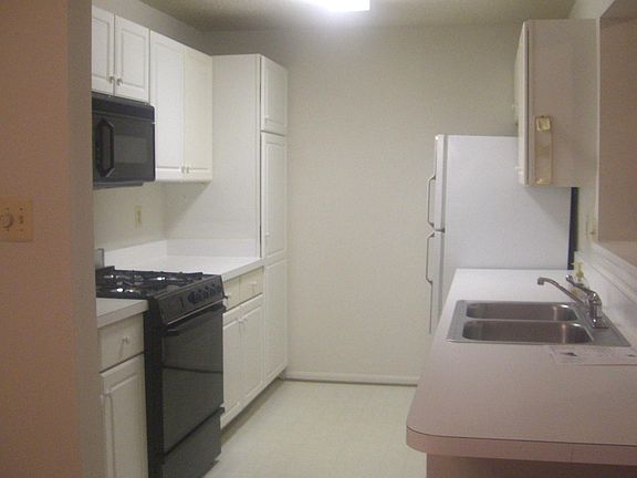 4th image of 10019 Vanderbilt Cir #3-16