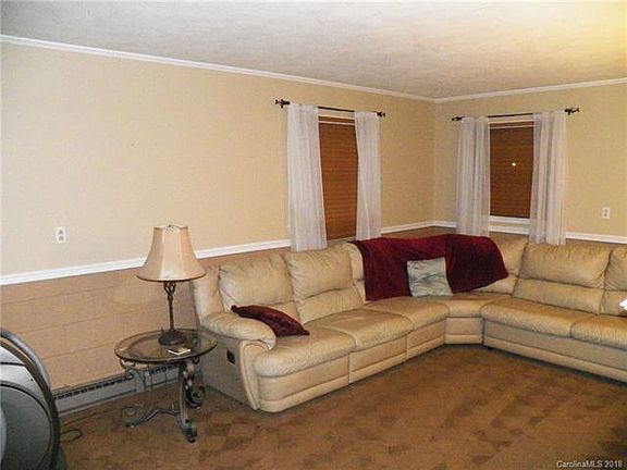 5th image of 404 Oakwood Dr