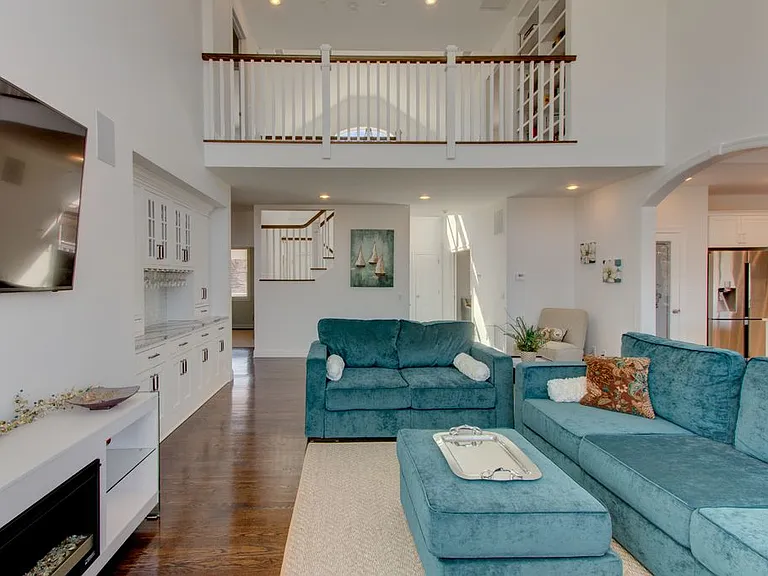 28 Fairbanks Ct — Photo 4