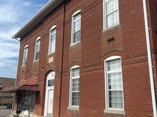 5 S Alton St APT 5, Freeburg, IL 62243