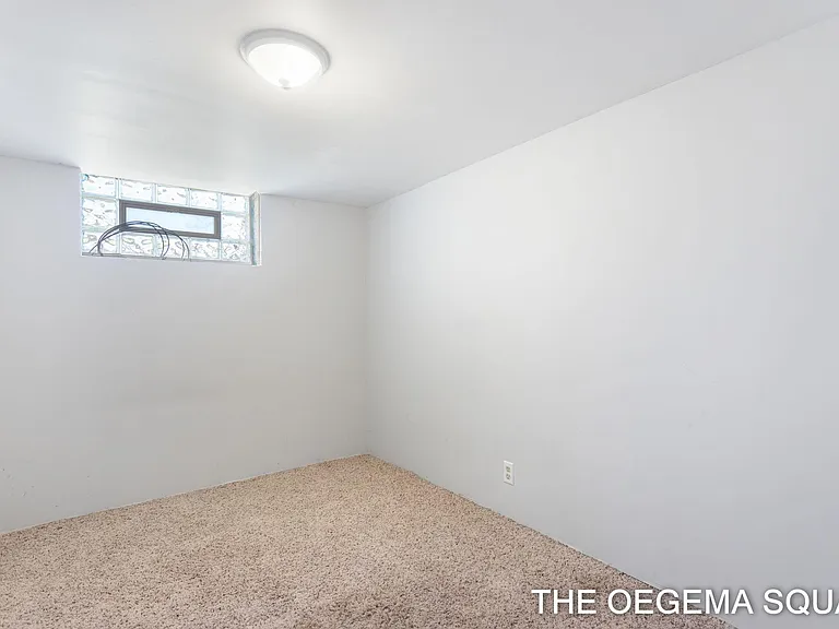 151 E 22nd St — Photo 29