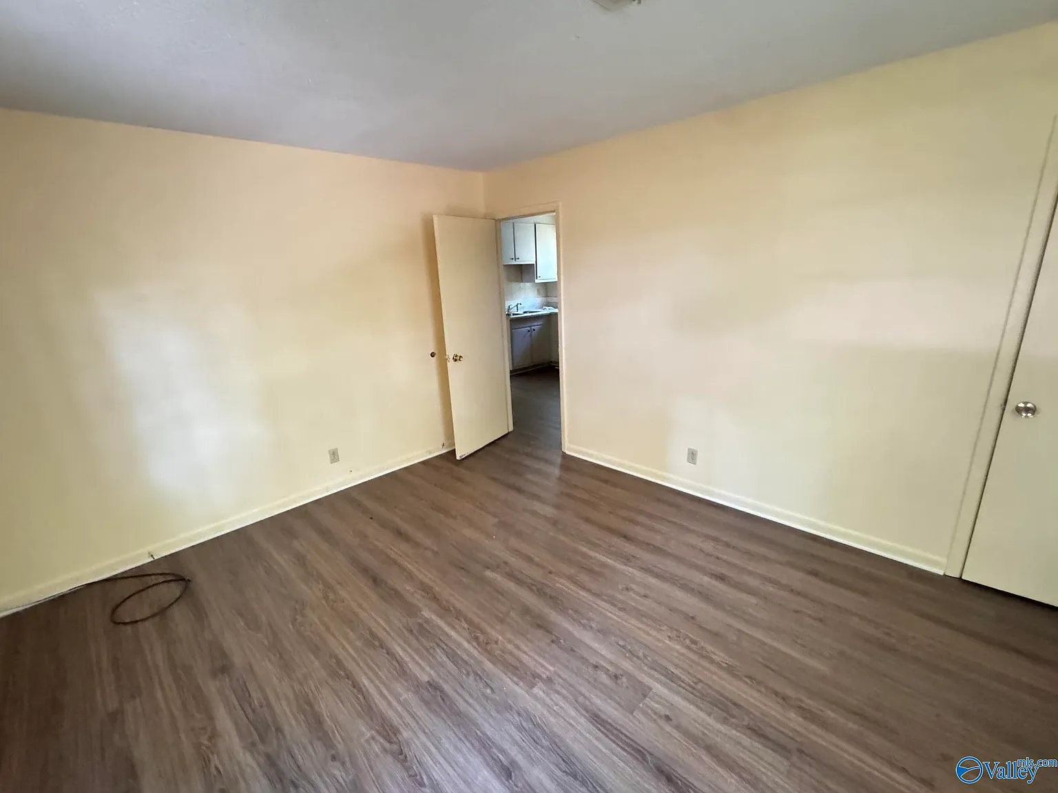 3 bed, 1.0 bath, 1025 sqft, $1,100 — Photo 4