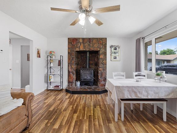 5th image of 107 Birchwood Cir N