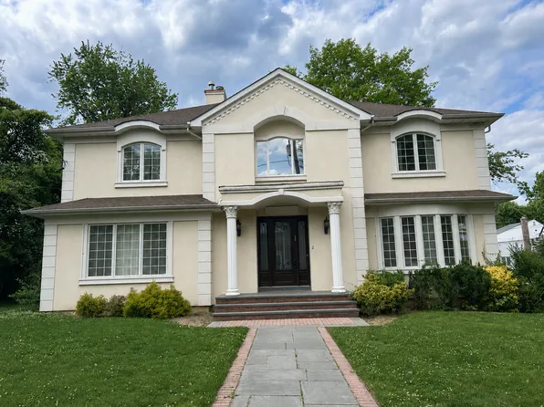 2 Burbury Ln, Great Neck, NY 11023