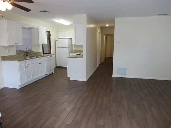 Open Concept Kitchen - Livingroom