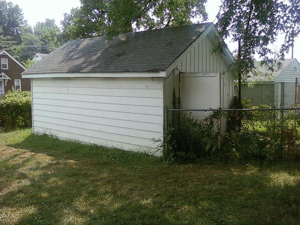 2nd image of 1122 W Whitney Ave