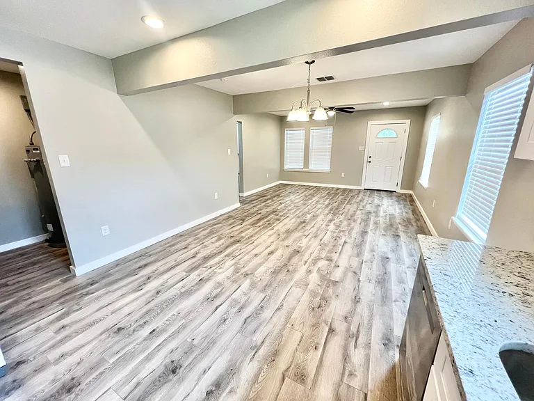 2035 Waverly Ave — Photo 27