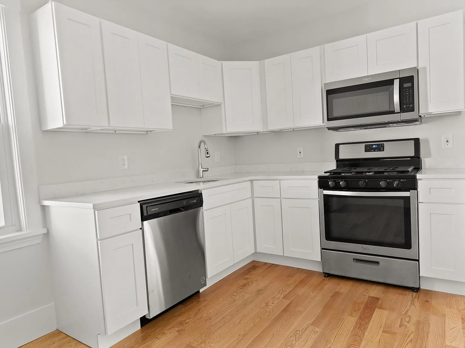 1 bed, 638 sqft, $1,900 — Photo 3