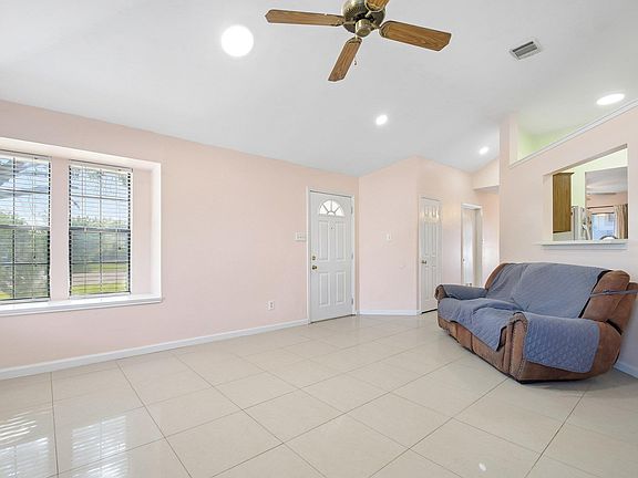 3rd image of 1801 Twisted Oak Dr