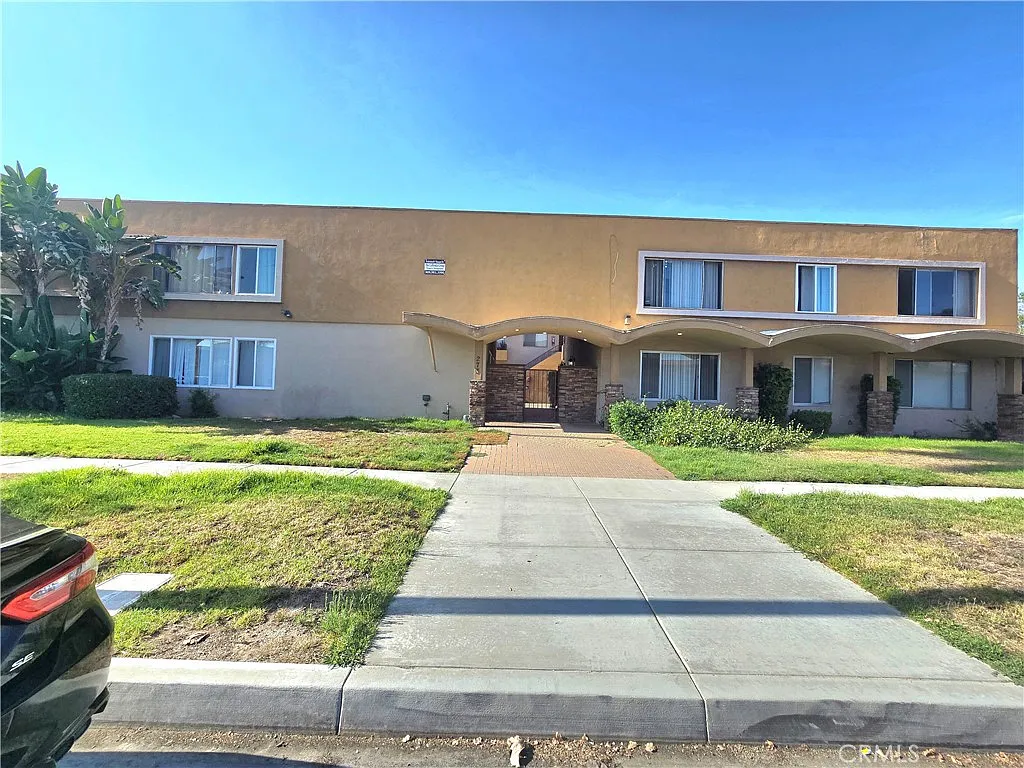2 bed, 1053 sqft, $2,400 — Photo 2