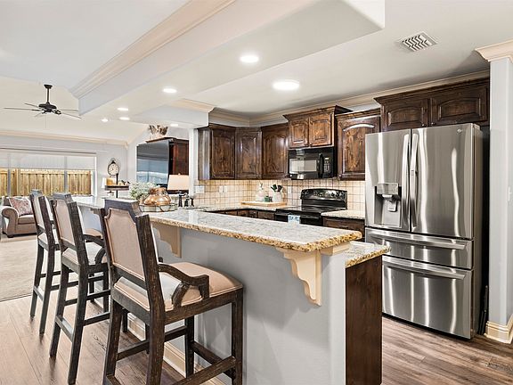 3rd image of 1708 Yosemite Way