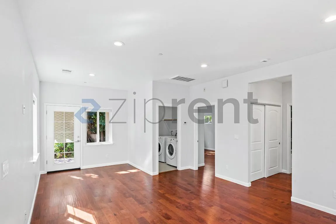2 bed, 1.5 bath, 1000 sqft, $3,806 — Photo 3