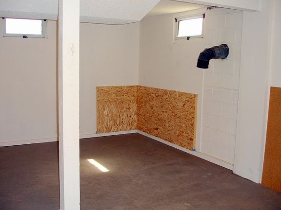 2nd image of 2121 Baldwin St