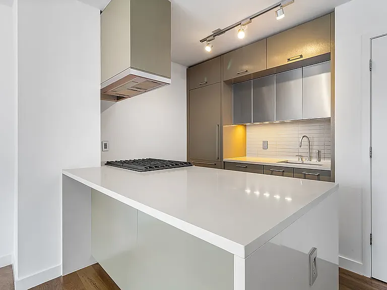 225 Rector Pl #12R — Photo 5