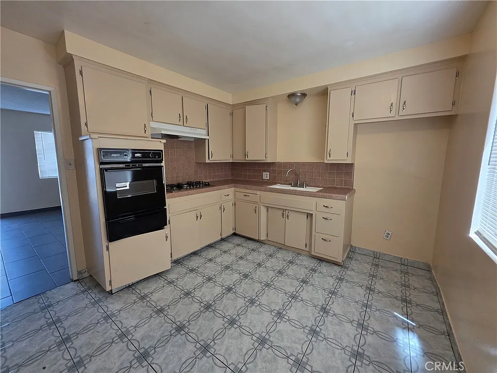 2 bed, 800 sqft, $2,200 — Photo 3