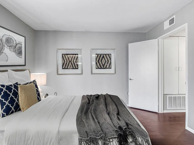 Franklin Place — Photo 16